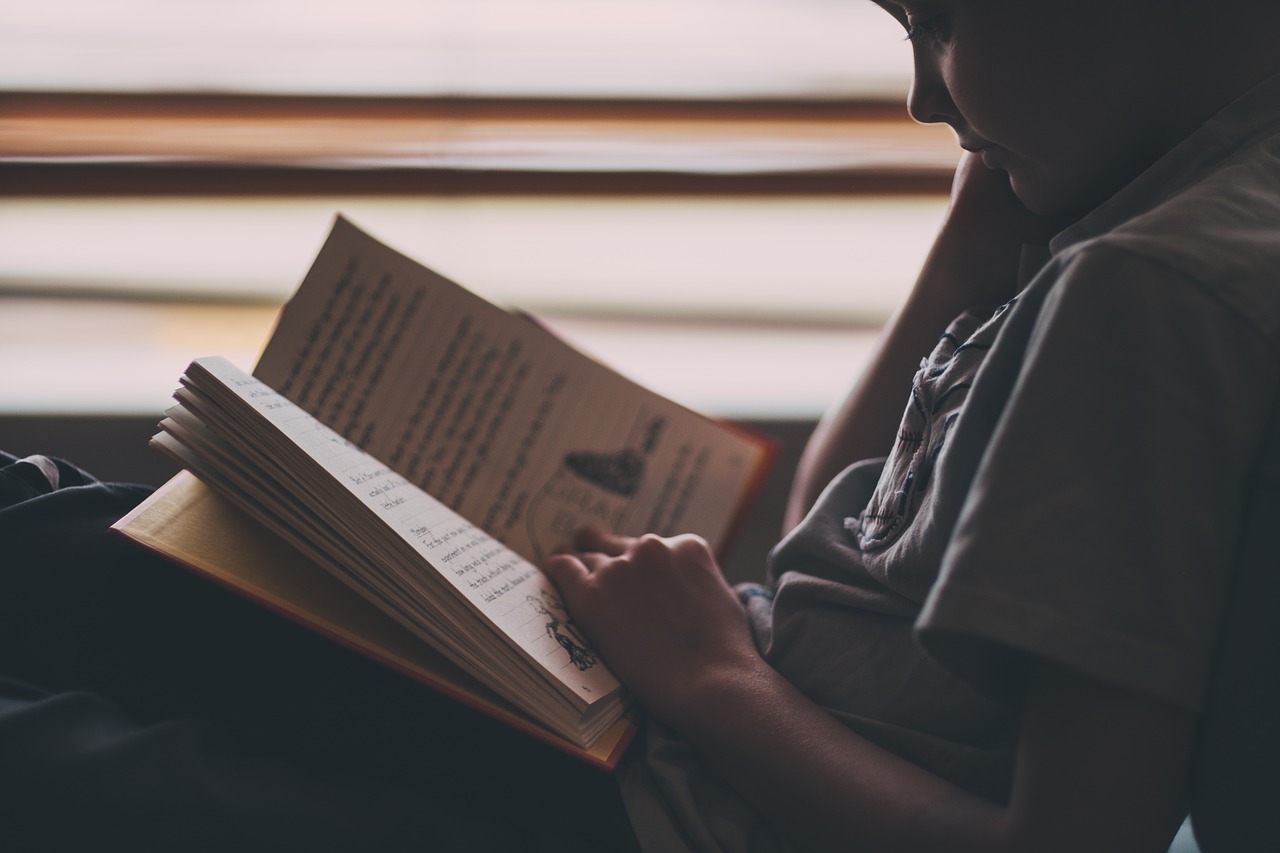 Does reading in dim light cause vision problems